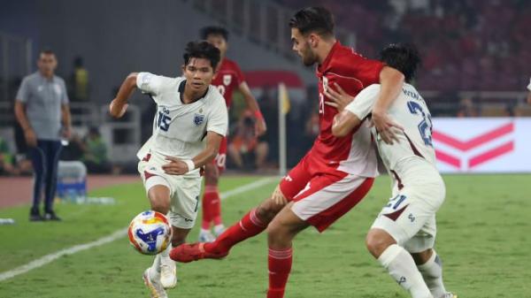 PIALA AFF U23 - Pesepak bola Timnas U-23 Indonesia Jens Raven mencoba melewati pesepak bola Timnas Thailand pada semifinal Piala AFF U-23 di Stadion Utama Gelora Bung Karno (SUGBK), Jakarta, Jumat (25/7/2025). Babak pertama skor sementara 0-0. Foto diambil menggunakan kamera Canon EOS R1 dengan lensa RF 100-500mm. TRIBUNNEWS/HERUDIN