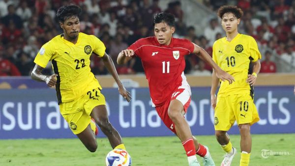 PIALA AFF U23 - Pesepak bola Timnas U-23 Indonesia Rahmat Arjuna Reski mencoba melewati pesepak bola Timnas Malaysia pada pertandingan penyisihan Grup A Piala AFF U-23 di Stadion Utama Gelora Bung Karno (SUGBK), Jakarta, Selasa (15/7/2025). Sementara 0-0 pada babak pertama. Foto diambil menggunakan kamera Canon EOS R1 dengan lensa RF 100-500mm. TRIBUNNEWS/HERUDIN

