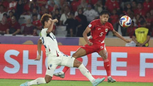 PIALA AFF U23 - Pesepak bola Timnas U-23 Indonesia Dony Tri Pamungkas mencoba melewati pesepak bola Timnas Thailand pada semifinal Piala AFF U-23 di Stadion Utama Gelora Bung Karno (SUGBK), Jakarta, Jumat (25/7/2025). Babak pertama skor sementara 0-0. Foto diambil menggunakan kamera Canon EOS R1 dengan lensa RF 100-500mm. TRIBUNNEWS/HERUDIN