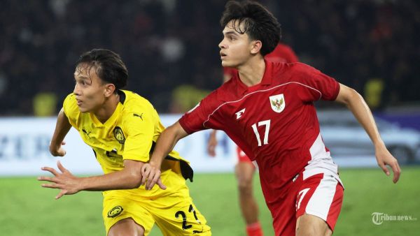 PIALA AFF U23 - Pesepak bola Timnas U-23 Indonesia Victor Benjami Dethan mencoba melewati pesepak bola Timnas Malaysia pada pertandingan penyisihan Grup A Piala AFF U-23 di Stadion Utama Gelora Bung Karno (SUGBK), Jakarta, Selasa (15/7/2025). Sementara 0-0 pada babak pertama. Foto diambil menggunakan kamera Canon EOS R1 dengan lensa RF 100-500mm. TRIBUNNEWS/HERUDIN
