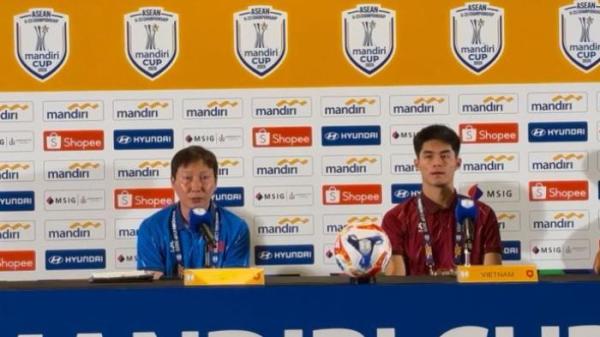 TIMNAS VIETNAM U-23 - Pelatih Vietnam U-23, Kim Sang-sik, dalam sesi konferensi pers sebelum laga kontra Filipina di semifinal Piala AFF U-23 2025, di Stadion Utama Gelora Bung Karno (SUGBK), Senayan, Jakarta, Kamis (24/7/2025). Kim Sang-sik menyoroti dua pemain berbahaya milik Filipina.
