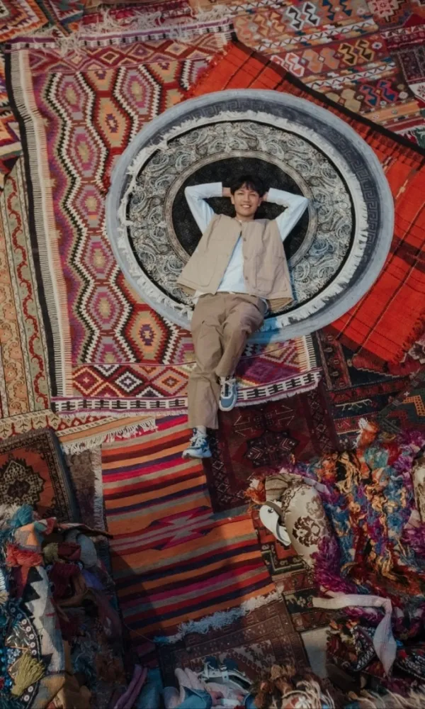 Khách Việt chụp hình tại một tiệm bán thảm nổi tiếng ở thành phố Cappadocia. Ảnh: Onthemars