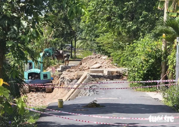 Sạt lở đường Xóm Hố ở TP.HCM, cơ quan chức năng đang khắc phục sự cố - Ảnh 1.