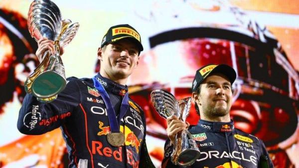 Dua pebalap tim Red Bull Racing, Max Verstappen dan Sergio Perez sukses mengakhiri musim Formula 1 2022 di Sirkuit Abu Dhabi, 20 November dengan raihan podium ganda, Minggu (20/11/2022). Max Verstappen yang finis di posisi 1 memantapkan gelar sebagai Juara Dunia F1 2022, dan Sergio Perez yang finis di posisi 3 sekaligus mengunci juara ketiga di klasemen pembalap.