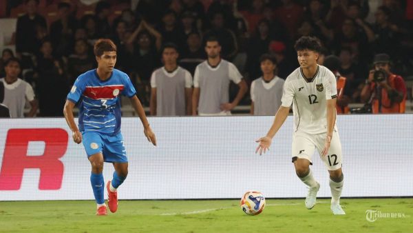PIALA AFF U23 - Pesepak bola Timnas U23 Indonesia,  Hokky Caraka berusaha melewati pesepak bola Filipina pada pertandingan penyisihan Grup A Piala AFF U-23 di Stadion Utama Gelora Bung Karno (SUGBK), Jakarta, Jumat (18/7/2025). Indonesia sementara unggul 1-0 di babak pertama. Foto diambil menggunakan kamera Canon EOS R1 dengan lensa RF 100-500mm. TRIBUNNEWS/HERUDIN
