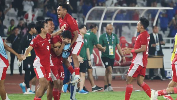 PIALA AFF U23 - Luapan kegembiraan pesepak bola Timnas U-23 Indonesia usai mengalahkan Timnas Thailand pada semifinal Piala AFF U-23 di Stadion Utama Gelora Bung Karno (SUGBK), Jakarta, Jumat (25/7/2025). Timnas U23 Indonesia berhasil mengalahkan Thailand dengan skor 7-6 lewat adu penalti usai bermain imbang 1-1 pada waktu normal. Foto diambil menggunakan kamera Canon EOS R1 dengan lensa RF 100-500mm. TRIBUNNEWS/HERUDIN