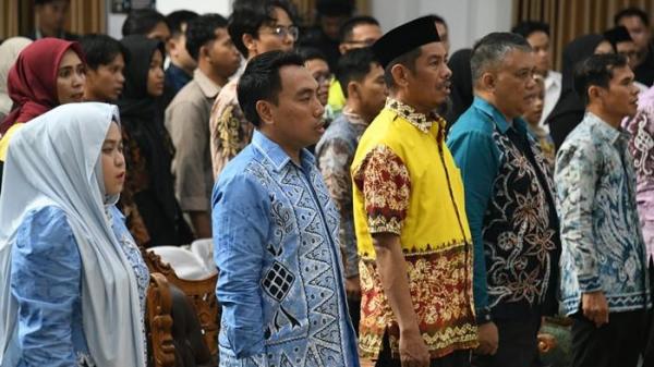 Kepala Disporapar Heri Utomo dan mewakili Bupati HSS Syafrudin Noor saat Grand Final Duta PEPELINGASIH HSS 2025.