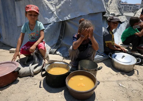 Bác sĩ ở Gaza ngất xỉu vì đói và kiệt sức trong lúc phẫu thuật - Ảnh 5. Bác sĩ ở Gaza ngất xỉu vì đói và kiệt sức trong lúc phẫu thuật - Ảnh 4.