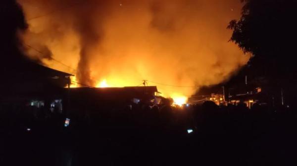 PASAR LOLAK TERBAKAR: Tampak api yang masih menyala di kompleks pasar Lolak, Bolmong, Sulawesi Utara Minggu (27/07/2025) dini hari.