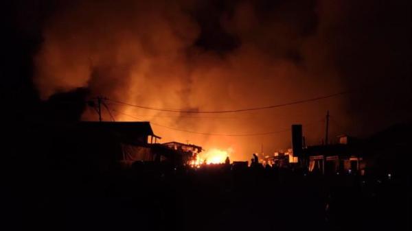 PASAR LOLAK TERBAKAR: Suasana kebakaran di kompleks pasar Lolak, Kecamatan Lolak, Bolmong, Sulawesi Utara Minggu (27/07/2025) dini hari, foto didapat dari warga Lolak bernama Falen Mokodongan.