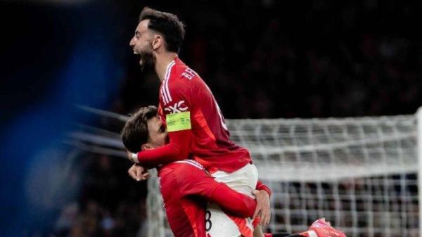 SELEBRASI - Gelandang Manchester United, Bruno Fernandes dan Mason Mount merayakan gol bersama saat melawan Athletic Bilbao pada pertandingan leg kedua semifinal Liga Eropa di Old Trafford, Jumat (9/5/2025) dini hari WIB. Manchester United lolos ke final dengan agregat 7-1. (Laman resmi Manchester United)