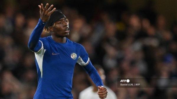 Striker Chelsea Inggris #11 Noni Madueke merayakan mencetak gol pertama timnya setelah melepaskan tendangan penalti pada pertandingan sepak bola Piala Liga Inggris antara Chelsea vs AFC Wimbledon di Stamford Bridge, di London pada 30 Agustus 2023.