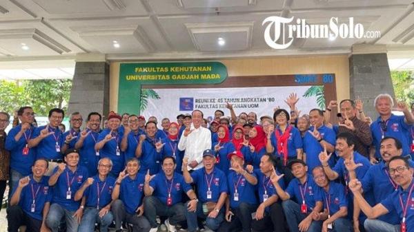 REUNI UGM : Presiden ketujuh RI, Joko Widodo berfoto bersama sahabat-sahabat lamanya dari angkatan 1980 Fakultas Kehutanan UGM dalam Reuni ke-45 di Sleman, Sabtu (26/7/2025). Dalam suasana hangat tersebut, Jokowi menyampaikan curahan hati soal polemik ijazah yang kembali menyeruak