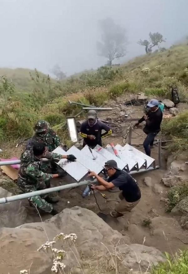 Tim gabungan mendirikan tangga besi baru di jalur pendakian Gunung Rinjani