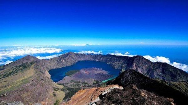 PUNCAK GUNUNG TERTINGGI - Gunung Rinjani yang terletak di Pulau Lombok, Nusa Tenggara Barat menjadi salah satu Gunung tertinggi di Indonesia. Gunung Rinjani memiliki ketinggian 3.726 mdpl dan terkenal dengan Danau Segara Anak.