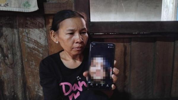 ORANG TUA KORBAN -- Melis (37) ibu RDP bocah perempuan berusia 6 tahun di Desa Menang Jaya, Pedamaran, Kabupaten yang tewas ditangan Rozi (20) menunjukkan foto korban semasa hidup, Minggu (27/7/2025). Orangtua berharap pelaku dihukum mati atau penjara seumur hidup (Rachmad).