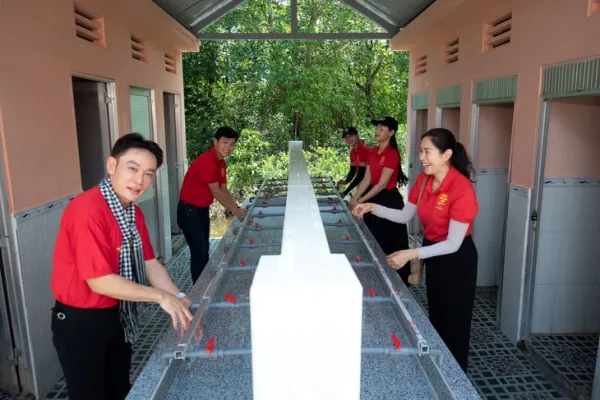 Đội tình nguyện viên nghệ sĩ TP.HCM mang ánh sáng, tri thức đến vùng cực Nam Tổ quốc - Ảnh 2. Đội tình nguyện viên nghệ sĩ TP.HCM lắp đèn năng lượng mặt trời, sửa chữa nhà vệ sinh ở Cà Mau - Ảnh 2.