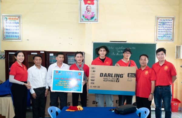 Đội tình nguyện viên nghệ sĩ TP.HCM mang ánh sáng, tri thức đến vùng cực Nam Tổ quốc - Ảnh 3. Đội tình nguyện viên nghệ sĩ - Ảnh 3.
