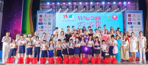 Đội tình nguyện viên nghệ sĩ TP.HCM mang ánh sáng, tri thức đến vùng cực Nam Tổ quốc - Ảnh 4. Đội tình nguyện viên nghệ sĩ - Ảnh 4.