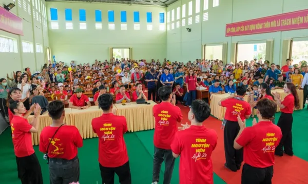 Đội tình nguyện viên nghệ sĩ TP.HCM mang ánh sáng, tri thức đến vùng cực Nam Tổ quốc - Ảnh 6. Đội tình nguyện viên nghệ sĩ - Ảnh 6.