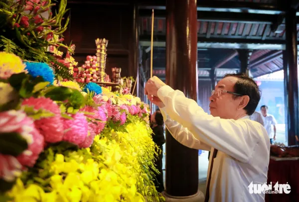 Đoàn đại biểu TP.HCM dâng hương tưởng niệm các anh hùng liệt sĩ tại Côn Đảo- Ảnh 6. Lãnh đạo TP.HCM dâng hương tưởng niệm các anh hùng liệt sĩ tại Côn Đảo - Ảnh 4.