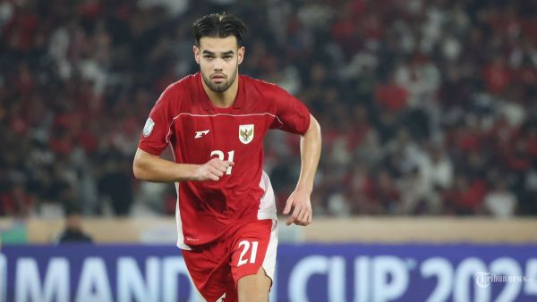 PIALA AFF U23 - Pesepak bola Timnas U-23 Indonesia Jens Raven saat melawan Timnas Thailand pada semifinal Piala AFF U-23 di Stadion Utama Gelora Bung Karno (SUGBK), Jakarta, Jumat (25/7/2025). Timnas U23 Indonesia berhasil mengalahkan Thailand dengan skor 7-6 lewat adu penalti usai bermain imbang 1-1 pada waktu normal. Foto diambil menggunakan kamera Canon EOS R1 dengan lensa RF 100-500mm. TRIBUNNEWS/HERUDIN