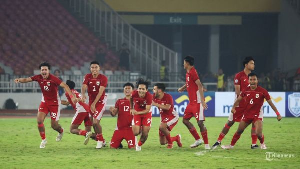 PIALA AFF U23 - Luapan kegembiraan pesepak bola Timnas U-23 Indonesia usai mengalahkan Timnas Thailand pada semifinal Piala AFF U-23 di Stadion Utama Gelora Bung Karno (SUGBK), Jakarta, Jumat (25/7/2025). Timnas U23 Indonesia berhasil mengalahkan Thailand dengan skor 7-6 lewat adu penalti usai bermain imbang 1-1 pada waktu normal. Foto diambil menggunakan kamera Canon EOS R1 dengan lensa RF 100-500mm. TRIBUNNEWS/HERUDIN
