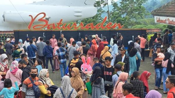 LOKAWISATA BATURRADEN - Keramaian pengunjung Lokawisata Baturraden saat momen Grebeg Sura Minggu (20/7/2025). Lokawisata Baturraden akan kembali berada di bawah pengelolaan Dinas Pemuda Olahraga, Kebudayaan, dan Pariwisata (Dinporabudpar) Kabupaten Banyumas, setelah sebelumnya dikelola Badan Layanan Umum Daerah (BLUD) Pariwisata.