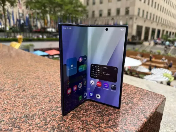 ​The Samsung Galaxy Z Fold7 features dual-display design with two adaptive 120Hz Dynamic AMOLED 2X screens.​