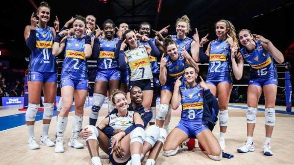 SELEBRASI - Perayaan keberhasilan Italia lolos ke 8 besar Volleyball Nations League atau VNL 2025 setelah mengalahkan Belgia 3-0 di Apeldoorn, Belanda, Rabu (9/7/2025) malam WIB.