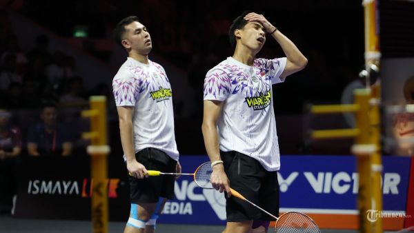 GAGAL JUARA - Ekspresi ganda putra Indonesia, Sabar Karyawan Gutama dan Reza Pahlevi Isfahani usai dikalahkan ganda Korea Selatan, Kim Won Ho dan Seo Seung Jae pada final Indonesia Open 2025, di Istora Senayan Jakarta, Minggu (8/6/2025). Sabar dan Reza kalah tiga set dengan skor 21-18, 19-21, dan 12-21. Di foto menggunakan kamera Canon EOS R1 dengan lensa RF24-105mm f/2.8L IS USM Z dan lensa RF100-500mm f/4.5-7.1L IS USM.TRIBUNNEWS/HERUDIN