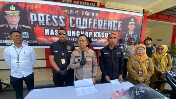 PELAKU PERUNDUNGAN - Kapolres Bondowoso, Harto Agung Cahyono saat merelease pelaku perundungan dengan korban di bawah umur pada Senin (28/7/2025). Ada 6 orang yang ditetapkan tersangka, 5 orang di antaranya anak di bawah umur.
