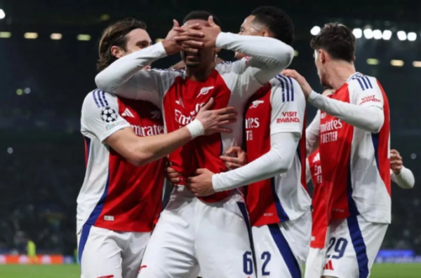 Trung vệ Gabriel Magalhaes lấy tay che mặt, mừng bàn thứ ba của Arsenal trong trận thắng Sporting 5-1 trên sân Jose Alvalade, Lisbon, Bồ Đào Nha ngày 26/11/2024. Ảnh: AFP