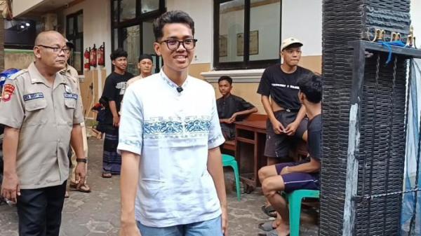 DIREMEHKAN KARENA USIA - Tri Krisna Murti, ketua RW 02 Pademangan Barat, Jakarta Utara sempat diremehkan oleh orang-orang yang lebih tua di lingkungannya hanya karena bisa menjabat pemimpin wilayah di usia yang masih 20 tahun.