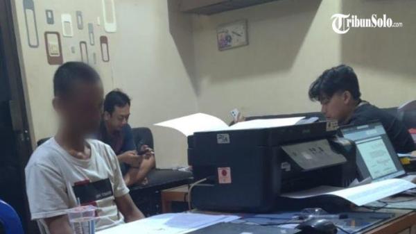 Pria berinisial R (46), warga Kecamatan Slogohimo, Wonogiri ditangkap polisi usai mencuri televisi di kamar hotel yang berada di Kecamatan Slogohimo. Peristiwa itu pertama kali diketahui pada Jumat (25/7/2025) pagi oleh petugas kebersihan hotel.