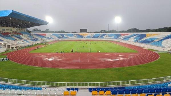 View lapangan Stadion Kanjuruhan Malang dipotret dari atas pintu 12 pada Kamis (27/3/2025). Terlihat pemain Arema FC saat menjalani latihan di atas lapangan