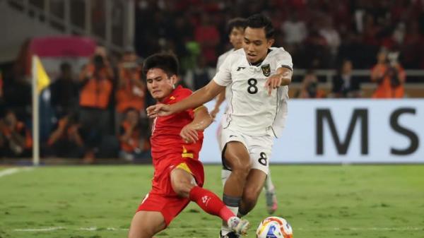 FINAL AFF U23 - Pesepak bola Timnas U-23 Indonesia  Muhammad Rayhan Hannan berebut bola dengan pesepak bola Timnas Vietnam pada final Piala AFF U-23 di Stadion Utama Gelora Bung Karno (SUGBK), Jakarta, Selasa (29/7/2025). Sementara Indonesia tertinggal 1-0 dari Vietnam. TRIBUNNEWS/HERUDIN