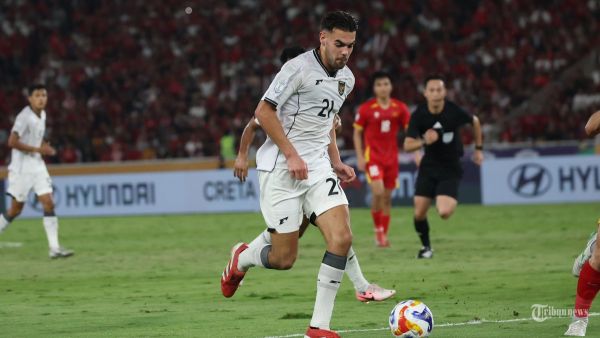FINAL AFF U23 - Pesepak bola Timnas U-23 Indonesia Jens Raven membawa bola saat melawan Timnas Vietnam pada final Piala AFF U-23 di Stadion Utama Gelora Bung Karno (SUGBK), Jakarta, Selasa (29/7/2025). Sementara Indonesia tertinggal 1-0 dari Vietnam. Foto diambil menggunakan kamera Canon EOS R1 dengan lensa RF 100-500mm. TRIBUNNEWS/HERUDIN