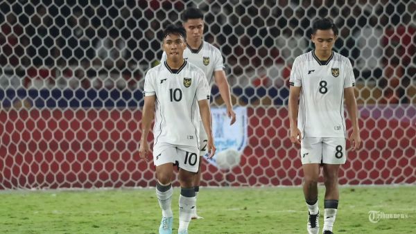 FINAL AFF U23 - Pesepak bola Timnas U-23 Indonesia terlihat lesu usai dikalahkan Timnas Vietnam di final piala AFF U-23 di Stadion Utama Gelora Bung Karno (SUGBK), Jakarta, Selasa (29/7/2025). Vietnam mengalahkan Timnas U23 Indonesia dengan skor tipis 1-0. Foto diambil menggunakan kamera Canon EOS R1 dengan lensa RF 100-500mm. TRIBUNNEWS/HERUDIN