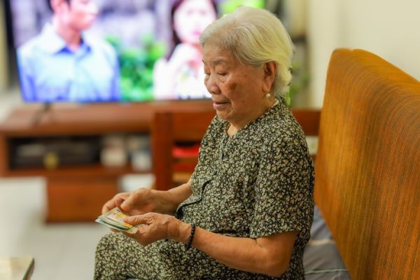 Thay đổi lịch chi trả lương hưu, trợ cấp bảo hiểm xã hội tháng 8 - Ảnh 1. lương hưu - Ảnh 1.