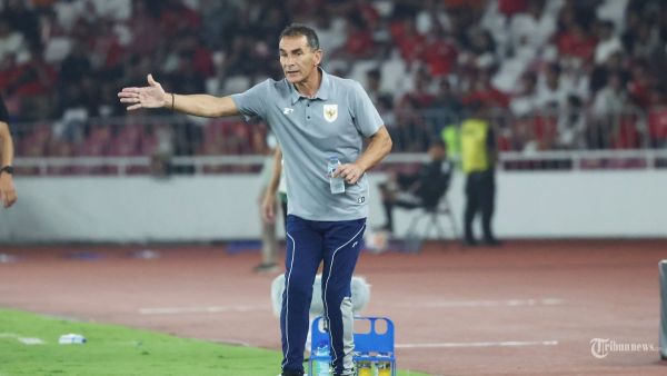 PIALA AFF U23 - Pelatih Timnas U-23 Indonesia, Gerald Vanenburg memberikan intruksi kepada pemainnya saat melawan Timnas Thailand pada semifinal Piala AFF U-23 di Stadion Utama Gelora Bung Karno (SUGBK), Jakarta, Jumat (25/7/2025). Timnas U23 Indonesia berhasil mengalahkan Thailand dengan skor 7-6 lewat adu penalti usai bermain imbang 1-1 pada waktu normal. Foto diambil menggunakan kamera Canon EOS R1 dengan lensa RF 100-500mm. TRIBUNNEWS/HERUDIN