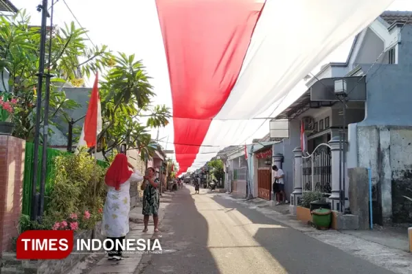 Bendera-merah-putih-terbentang-di-sepanjang-Gang-2-Kelurahan-Dandangan-a.jpg