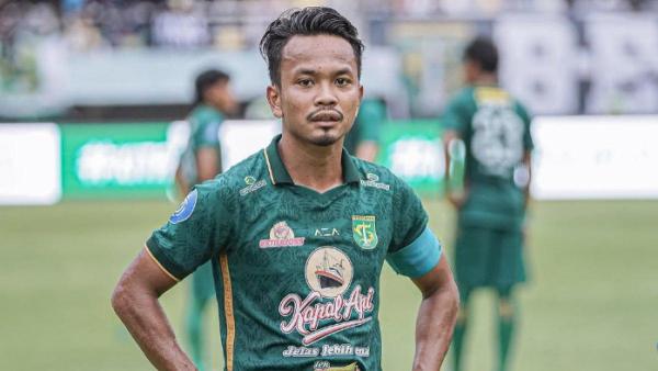 RUMOR TRANSFER MUHAMMAD HIDAYAT - Potret Muhammad Hidayat saat mengenakan ban kapten di lengannya ketika membela Persebaya Surabaya.