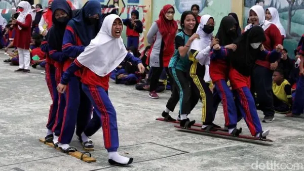 Sejumlah siswa-siswi mengikuti lomba dalam rangka HUT ke-77 RI di SDN Semper Barat 13/14, Cilincing, Jakarta Utara, Selasa (16/8/2022).