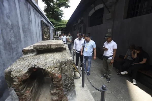 Indian tourists visit Hoa Lo prison. Photo: Pham Chieu
