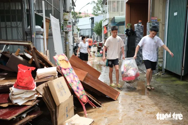 Người dân gần suối Cam Ly Đà Lạt vừa dọn nhà vừa lo ngập- Ảnh 3. Người dân gần suối Cam Ly Đà Lạt vừa dọn nhà vừa lo ngập - Ảnh 3.