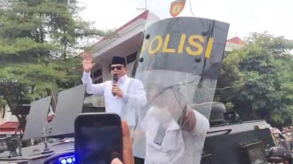 DILEMPAR SANDAL-BOTOL - Bupati Pati, Sudewo dilempar sandal hingga air mineral saat menemui massa pendemo di alun-alun Pati, Rabu (13/8/2025). Massa menuntut Sudewo mundur dari jabatannya.