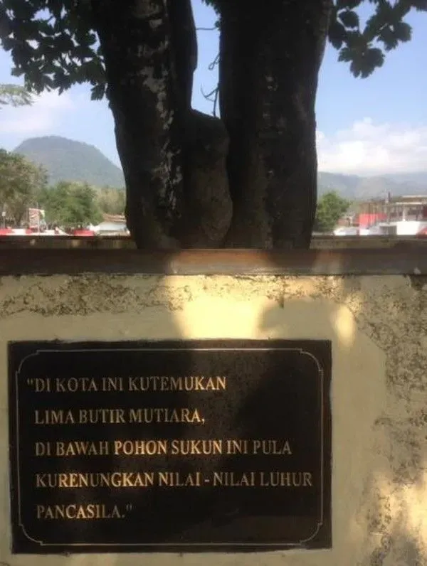 Pohon sukun di Ende yang jadi tempat Bung Karno mencetuskan Pancasila (Dok. detikcom)Pohon sukun di Ende yang jadi tempat Bung Karno mencetuskan Pancasila (Dok. detikcom)