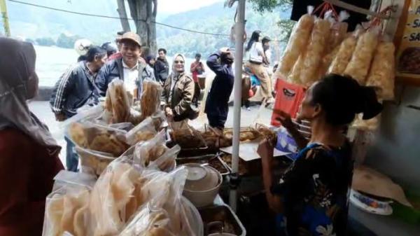 BERI IMBAUAN - Petugas gabungan menyampaikan imbauan dan mengedukasi pedagang kuliner di Wisata Telaga Sarangan, Sabtu siang (16/8/2025). Langkah ini diambil setelah video viral terkait keributan antara pedagang dan pengunjung, yang sempat menimbulkan keresahan beberapa waktu silam.