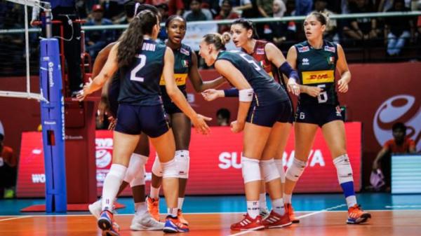 SELEBRASI - Tim voli Italia berselebrasi ketika berhadapan dengan Indonesia dalam gelaran Piala Dunia Voli U21 2025 Putri di Jawa Pos Arena, Surabaya, Indonesia, pada 13 Agustus 2025. (Foto: Volleyballworld).